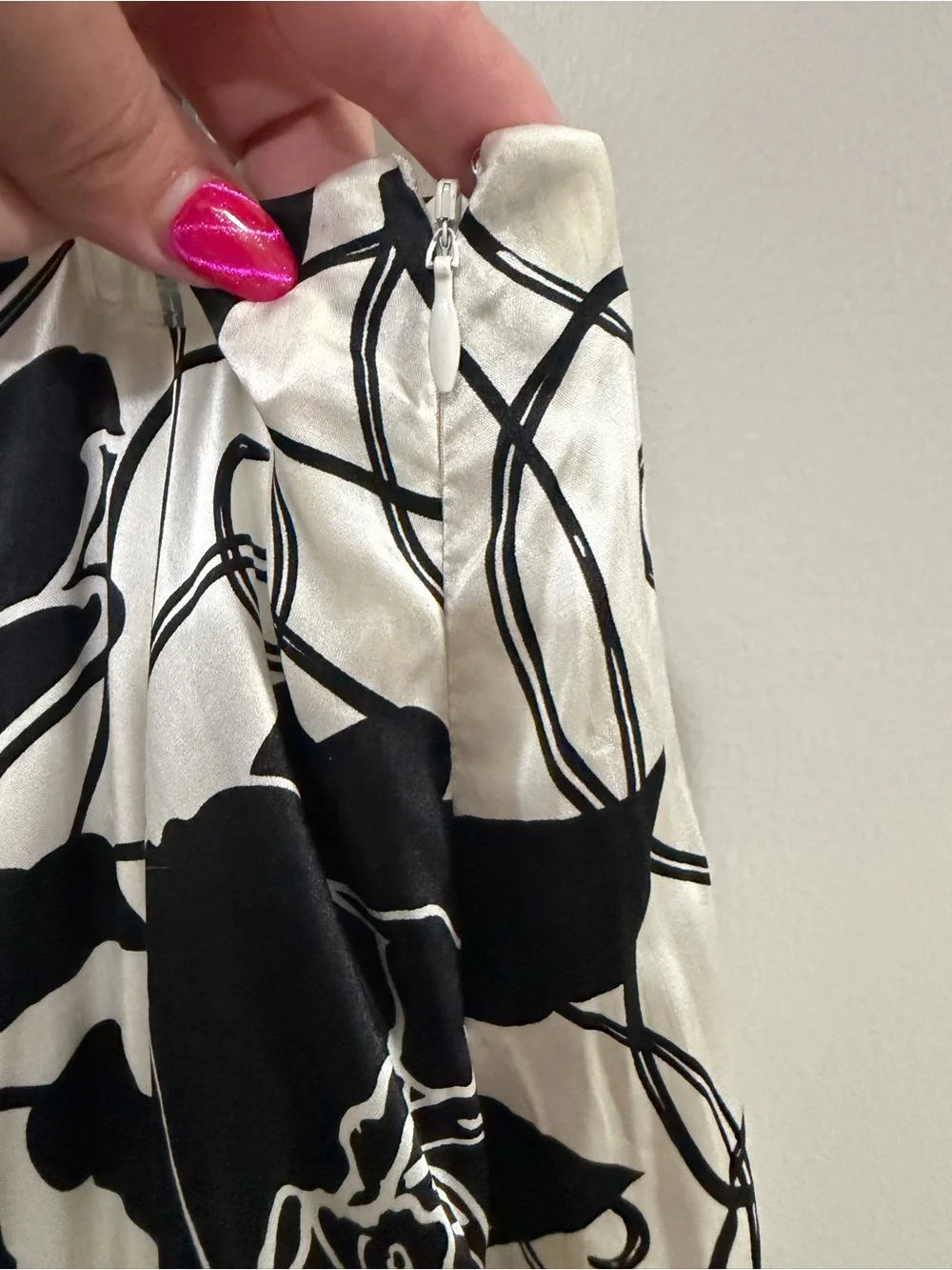 White House Black Market Black and White Floral Silk A-Line Skirt. Size 12